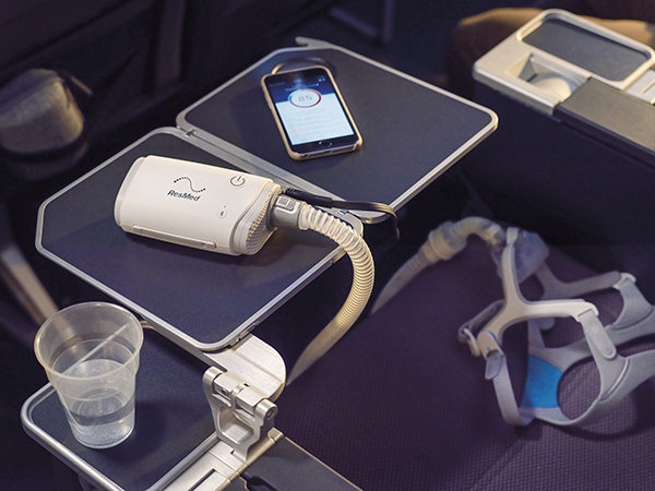 Reise CPAP gerät AirMini im Flugzeug 
